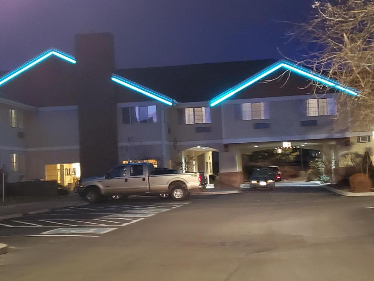 Country & By Radisson, Bend, Or Hotel 2*